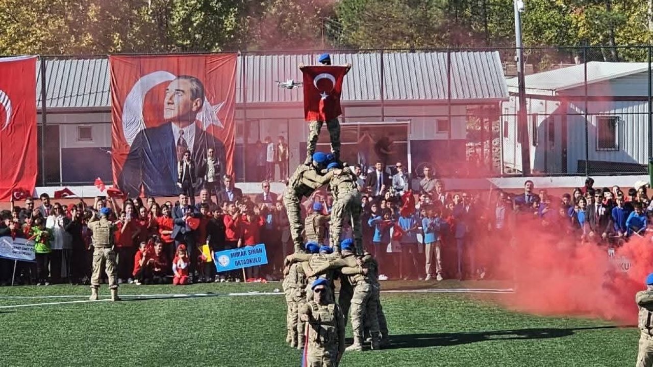 Adıyaman Gölbaşı'nda Cumhuriyet Bayramı Coşkusu: Komando Timinden Göz Dolduran Gösteri