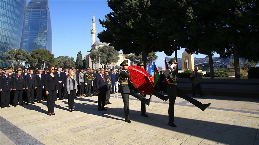Bakü’de Türk Şehitliği'nde 29 Ekim coşkusu: Cumhuriyetin 102. yılı törenle kutlandı