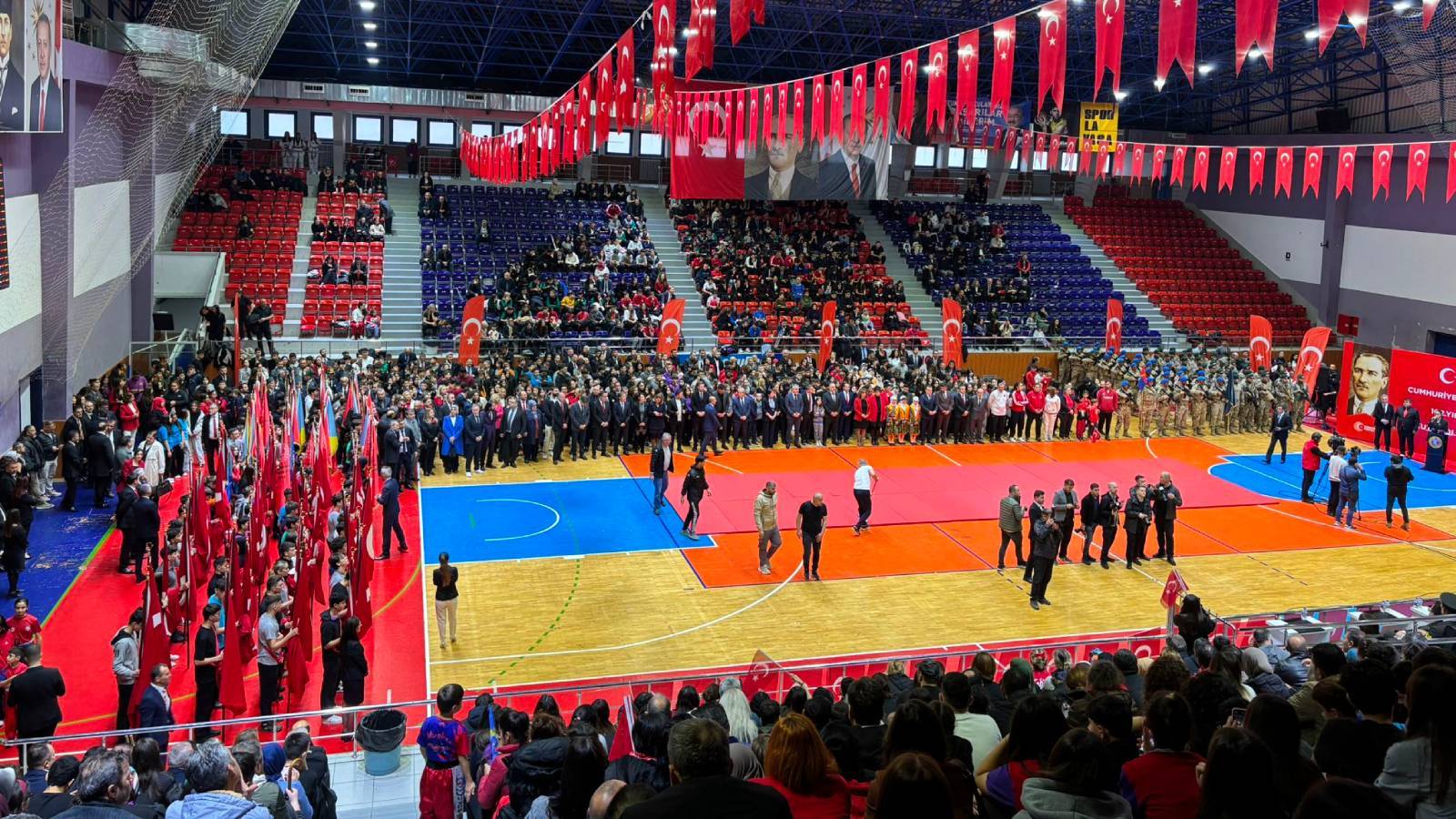 CHP’li Adıgüzel’den Tepki: Vali Yardımcısı Çocukların Gösterisini Kıyafetleri Yüzünden Engelledi!