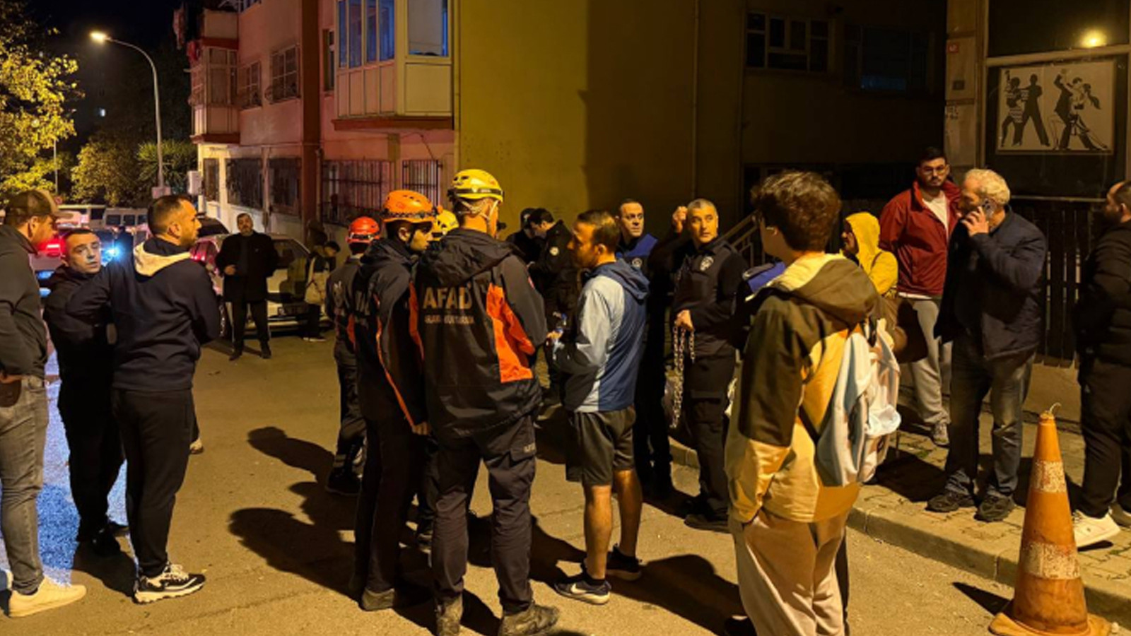 Kartal'da kolonlarda çatlak paniği: 4 katlı bina tahliye edildi