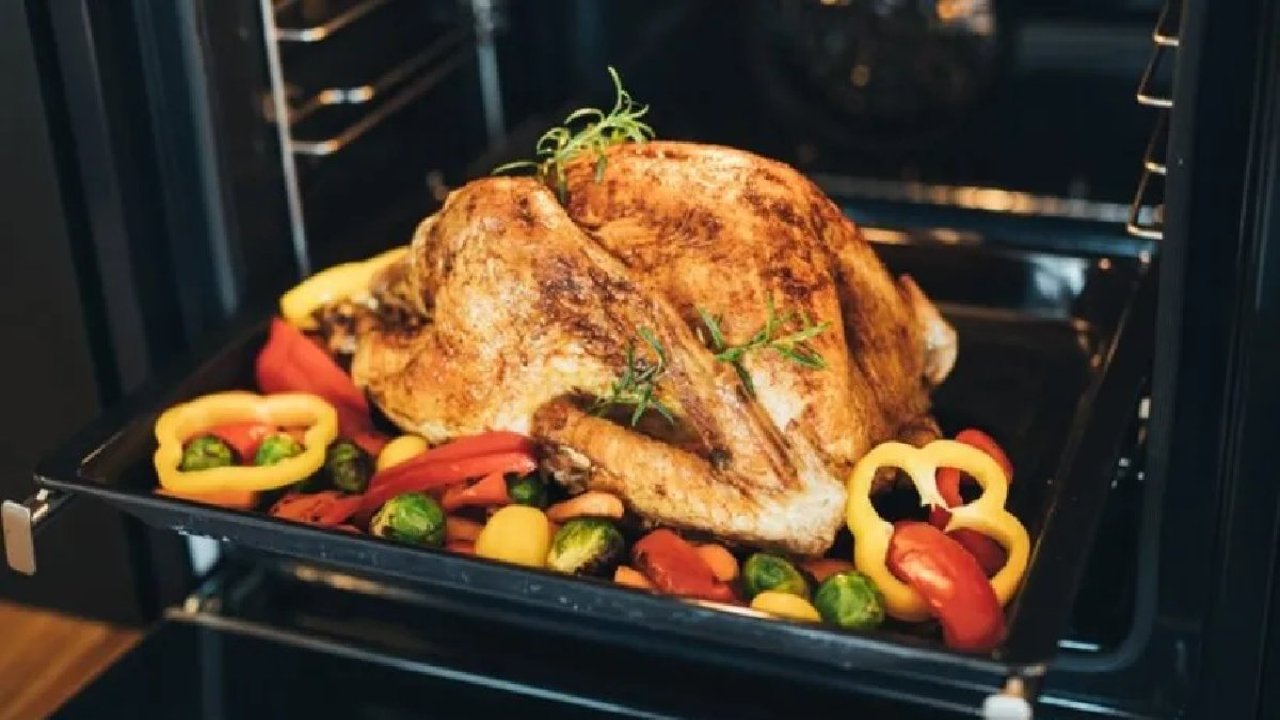 Tek Tepside Lokum Lezzeti: Aromatik Tereyağlı Fırında Sebzeli Bütün Tavuk!