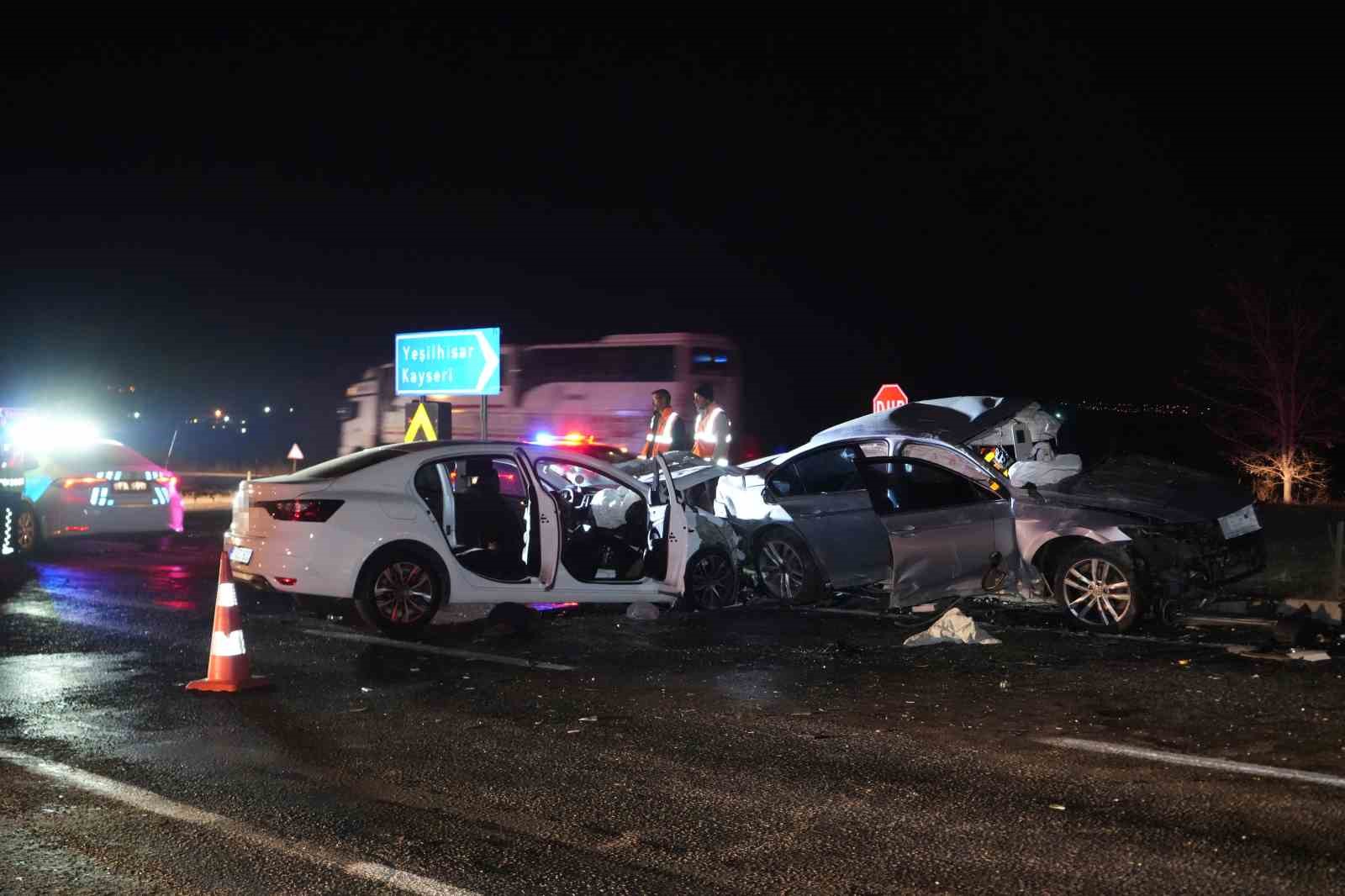 Niğde-Kayseri karayolunda feci kaza: 3 kişi öldü, 6 yaralı