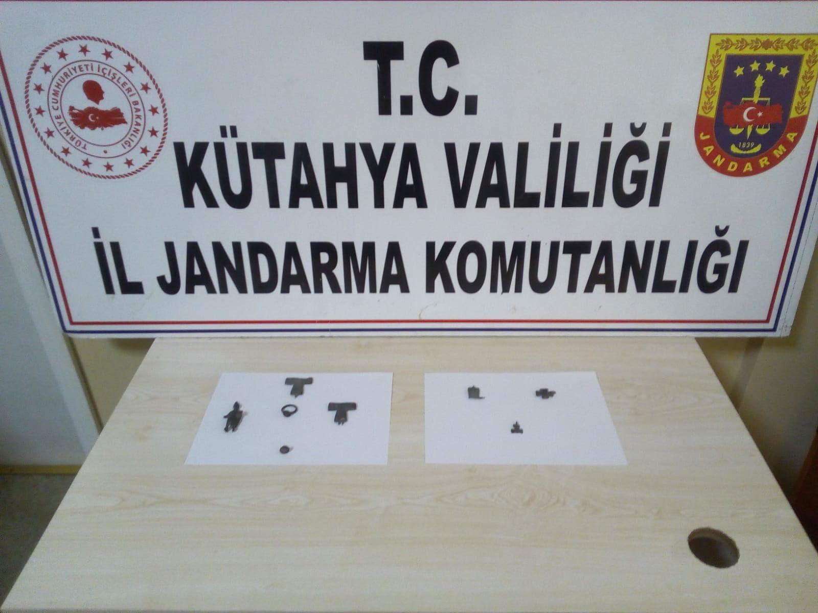 Tarihi eserleri jandarma ekiplerine satmaya çalışınca kıskıvrak yakalandılar