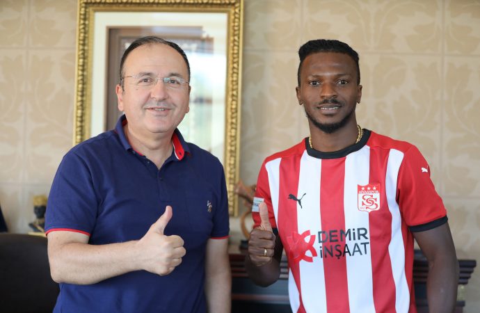 Demir Grup Sivasspor yeni transferini açıkladı: Olarenwaju Kayode 1 yıllık sözleşme imzaladı!