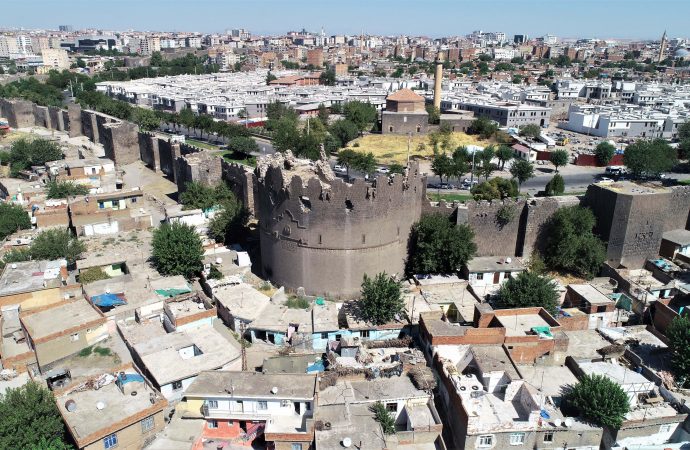 Diyarbakır surlarında Orta Çağ'dan kalan 3 insan iskeleti bulundu