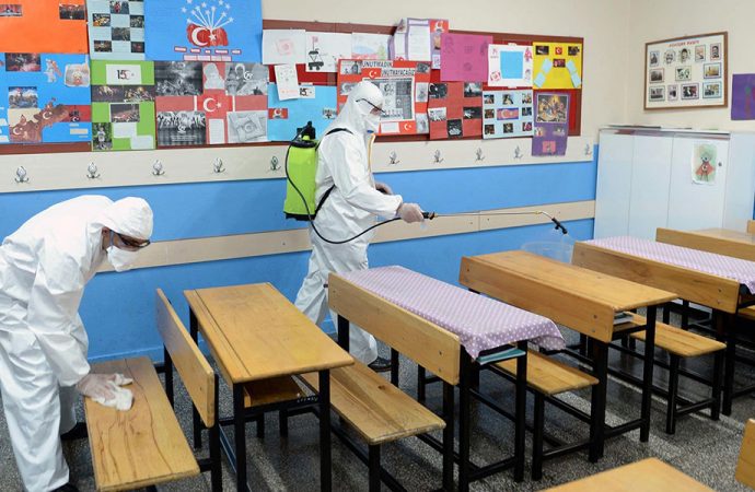 Koronavirüs yayılmaya ve tehdit etmeye devam ediyor: İki okulun açılış tarihi ertelendi!