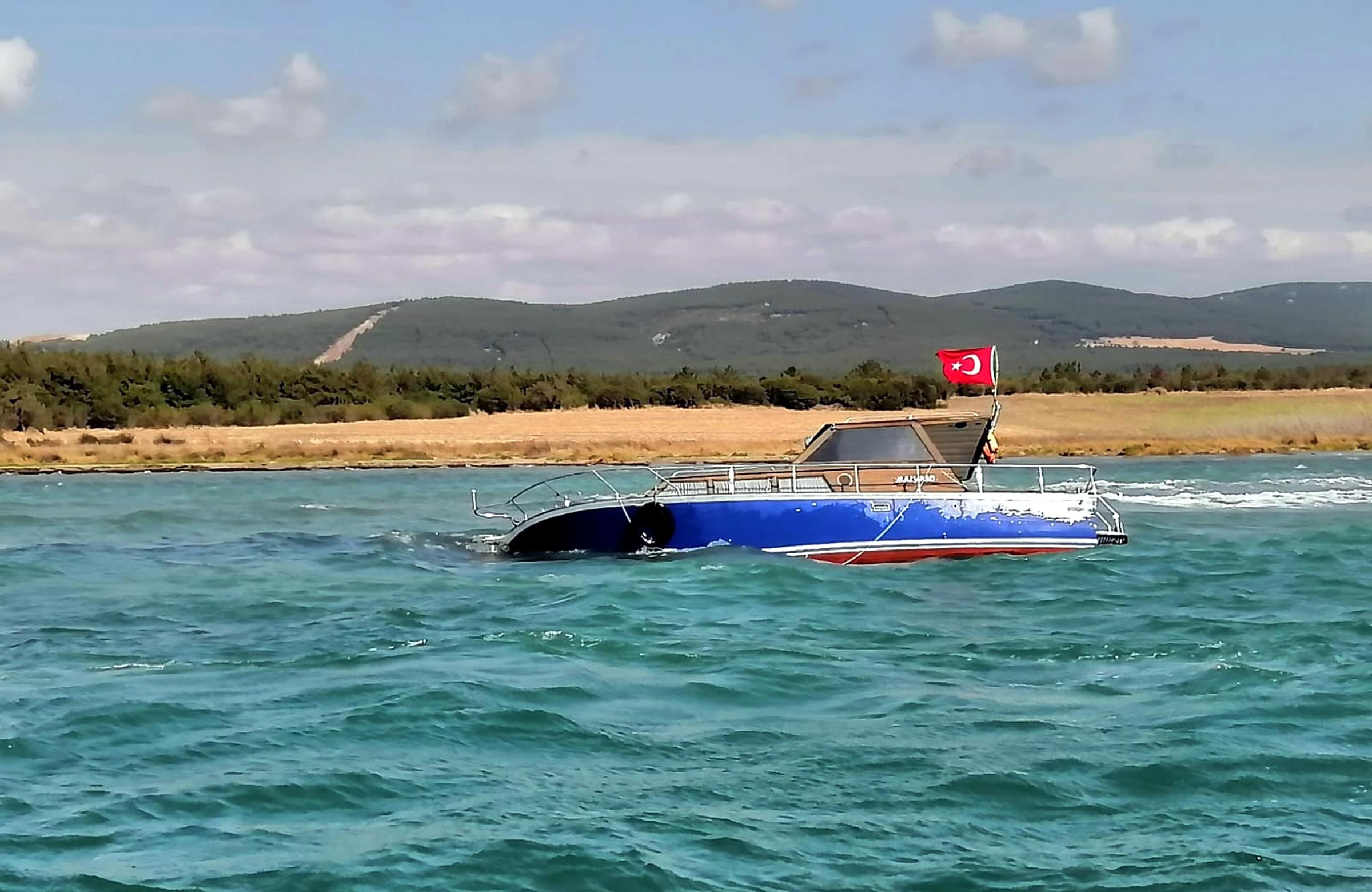 Şarköy açıklarında tekne karaya oturdu: 3 kişi kurtarıldı!