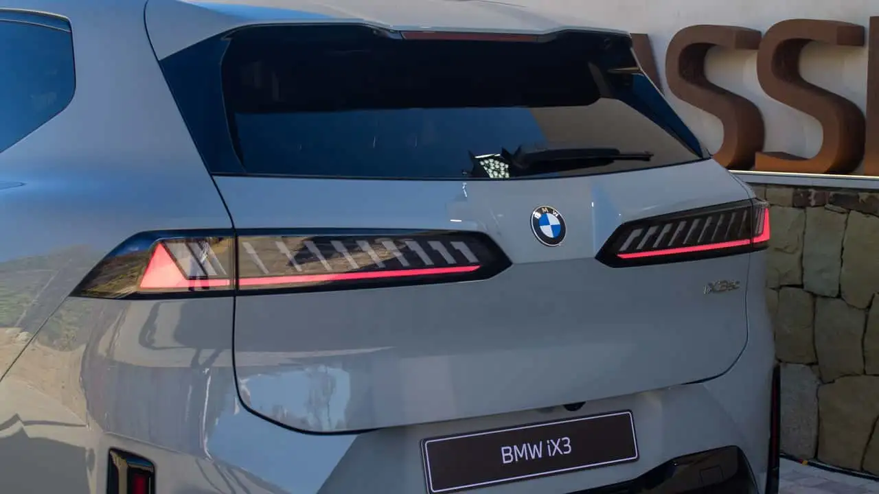 BMW logosunda sessiz devrim: Efsane simge baştan aşağı yenilendi