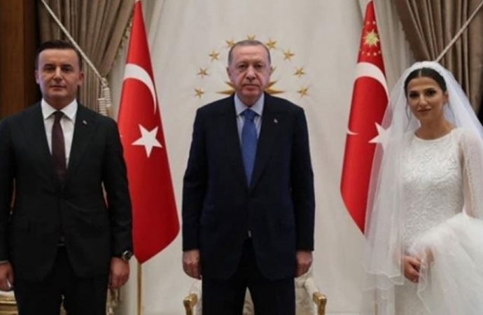 Başsavcı ve eşi nikahtan sonra ilk iş olarak Cumhurbaşkanlığı Sarayı'na gitti