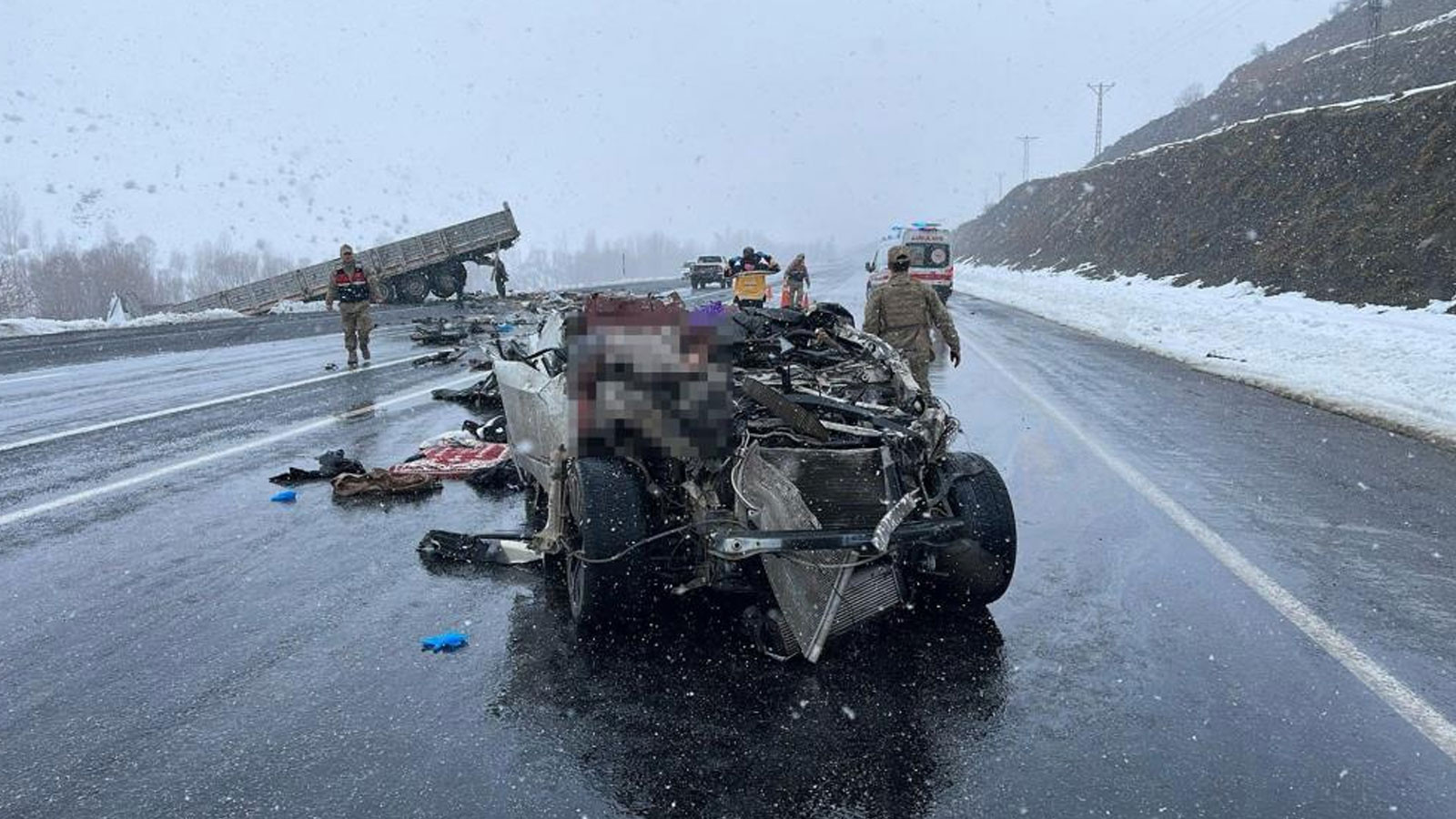 Bitlis’te ortalık savaş alanına döndü: Tır ile otomobil çarpıştı, 2 kişi hayatını kaybetti