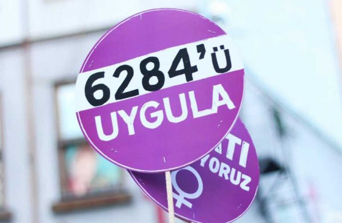 Kendisinden ayrılmak isteyen kadını öldürüp ardından intihar etti!