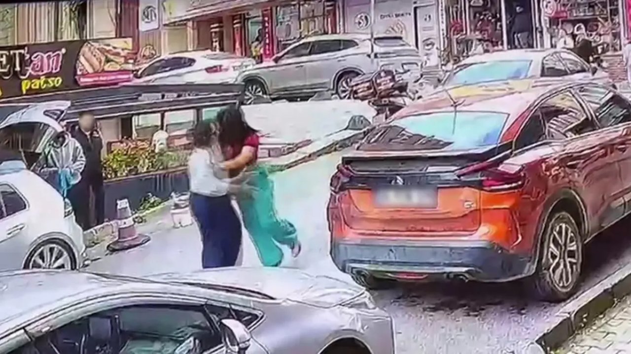 Trafikte dehşet anları! Fenomen sürücü tartıştığı kadına kafa attı!