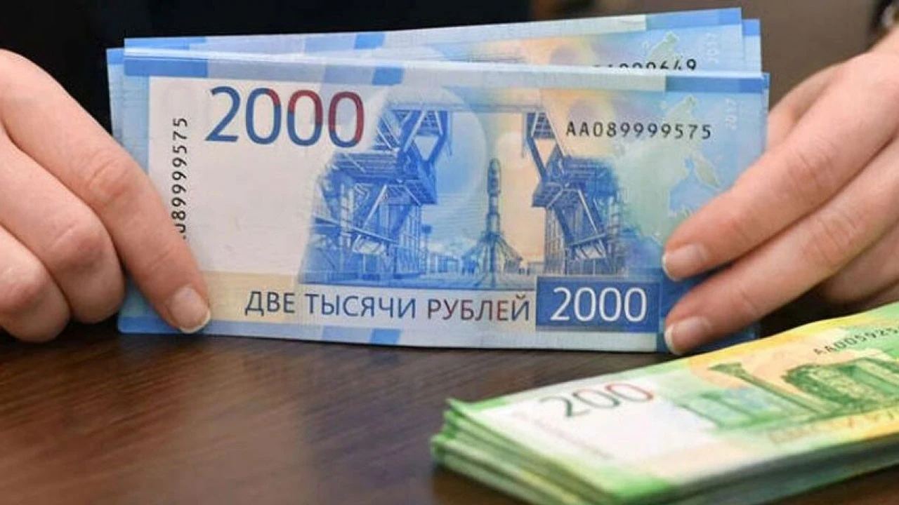 Rus rublesi dolar karşısında rekor güç kazandı! 2 yıl sonra kritik seviye aşıldı