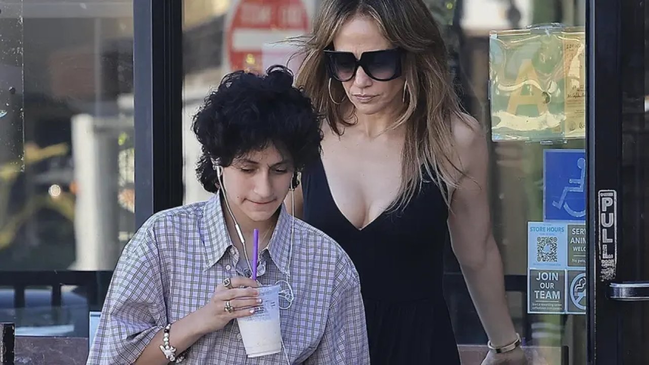 Jennifer Lopez’in Kızı Hakkında “Erkek Olarak Tanınmıyor” İddiası Gündem Oldu!