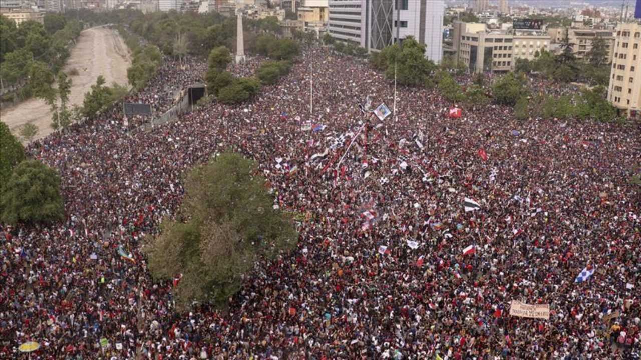 Şili’de Eğitim Protestoları Alevlendi! Çatışmalarda 25 Kişi Yaralandı!