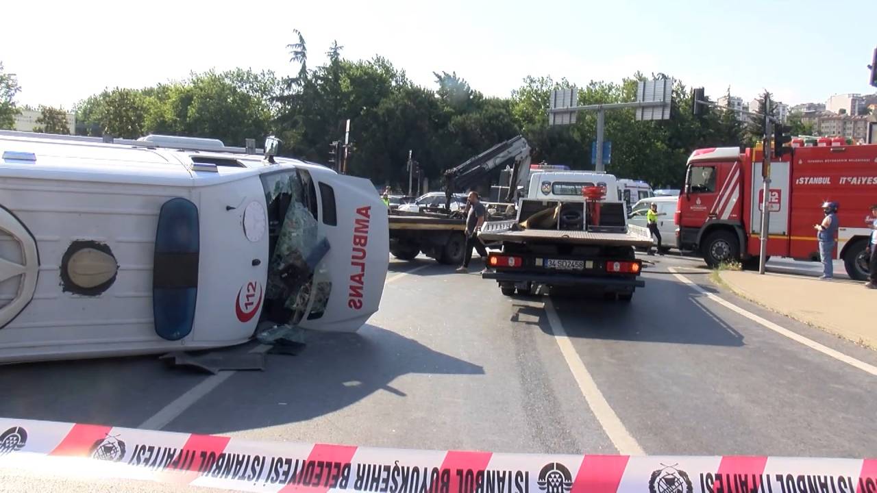 Kağıthane'de ambulans ile motosiklet çarpıştı! Araç yan yattı, 4 kişi yaralandı