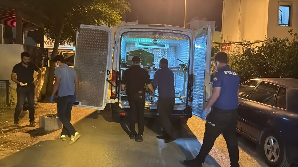 Komşular kötü kokudan şüphelendi! Babasının cenazesiyle günlerce aynı evde kaldığı ortaya çıktı