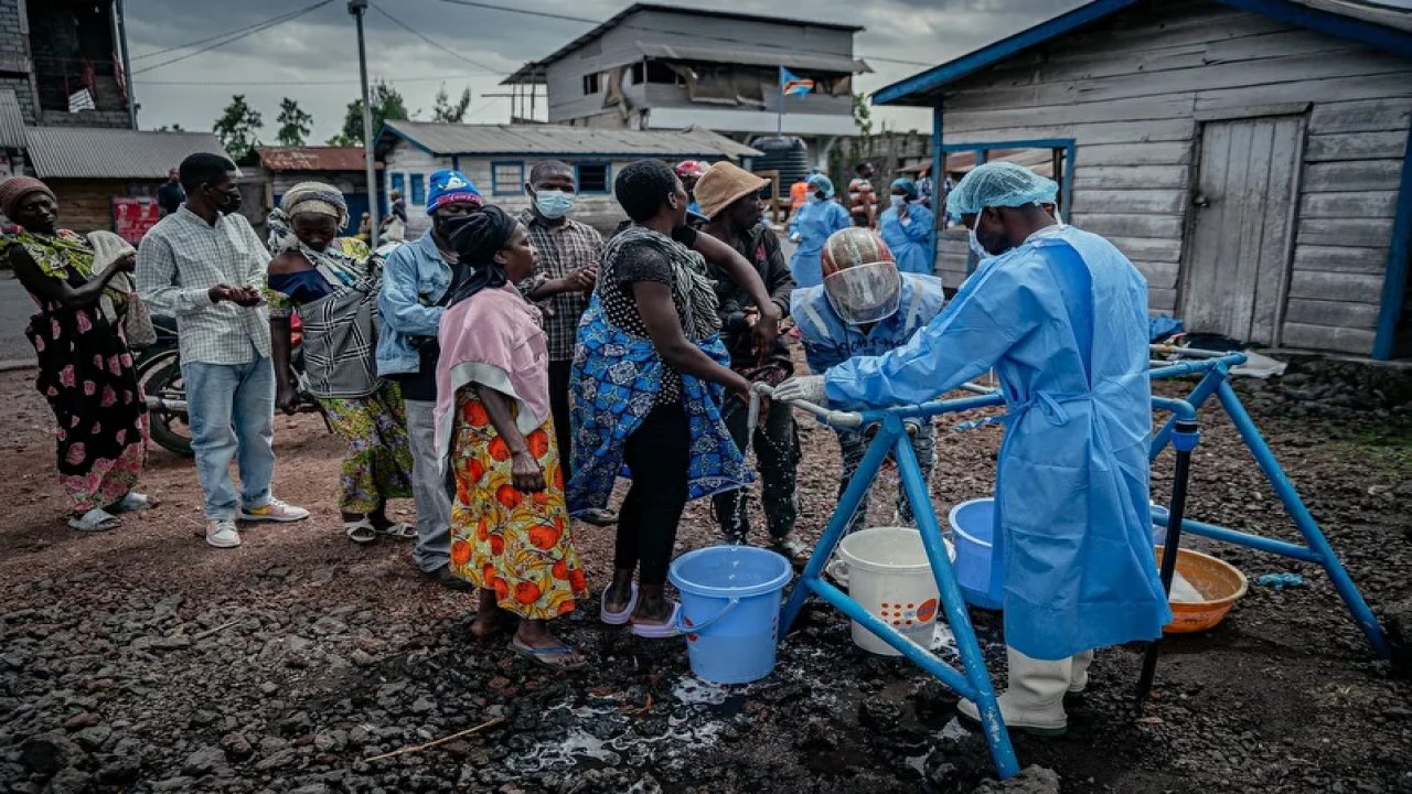 Ebola merkezinde isyancı saldırısı: Hastalar tedavi merkezle
