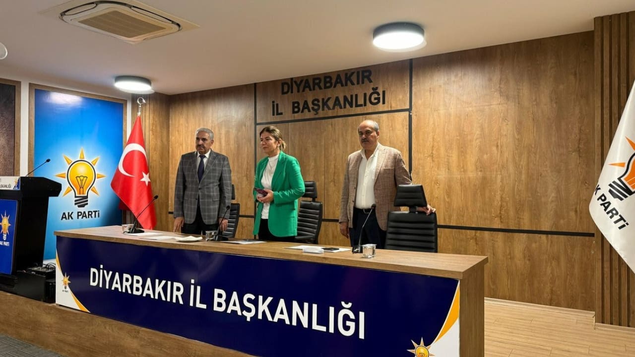 AK Parti'de görevden alma sonrası ilk istifa geldi