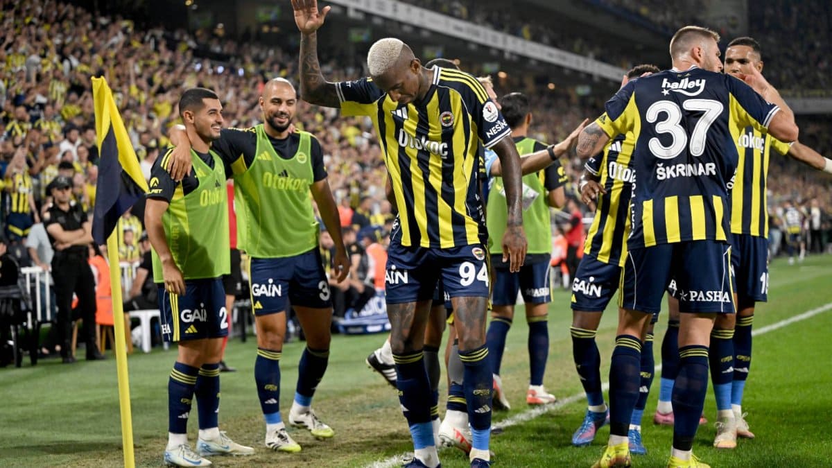 Fenerbahçe'de büyük değişim iddiası! 8 yıldız için ayrılık kararı