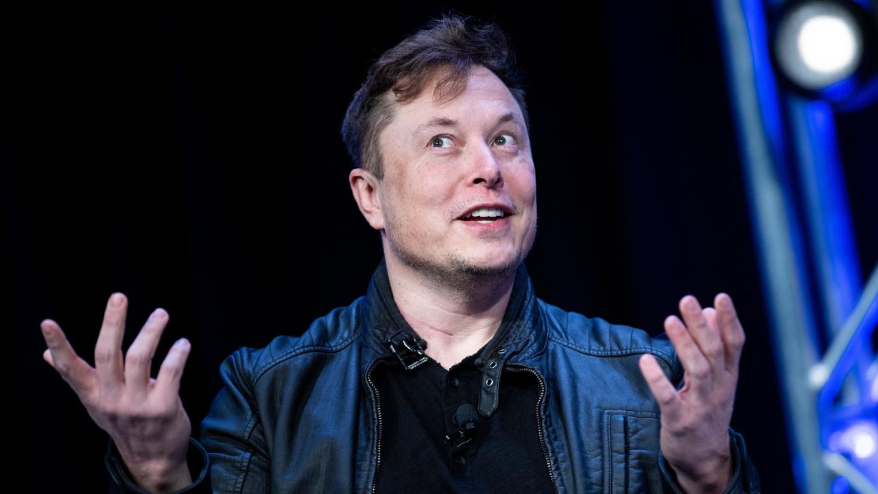 Elon Musk tarihe geçerek ilk trilyoner oldu