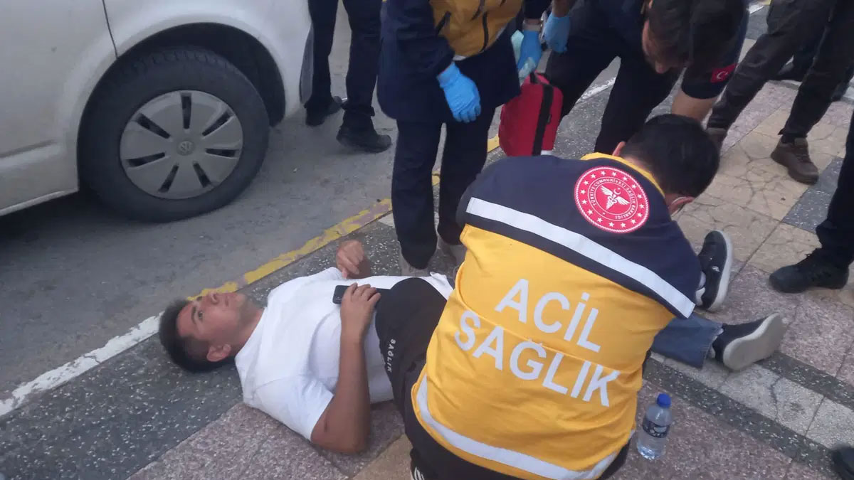 Kaldırımda yürürken dehşeti yaşadı! “Neden yan baktın?” deyip bıçakladı