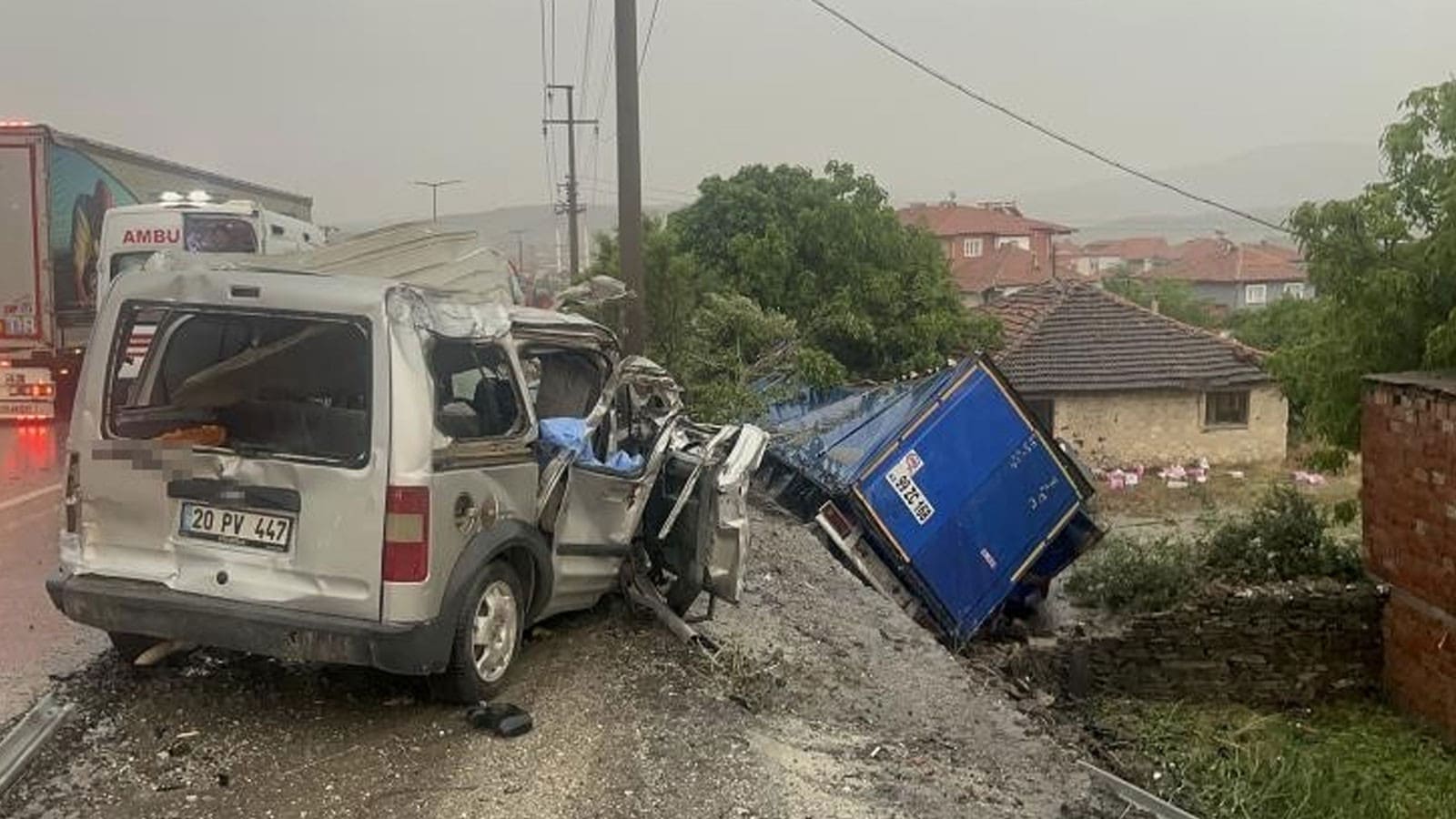 Manisa'da can pazarı! Zincirleme kazada 2 kişi öldü, yol saatlerce kapandı