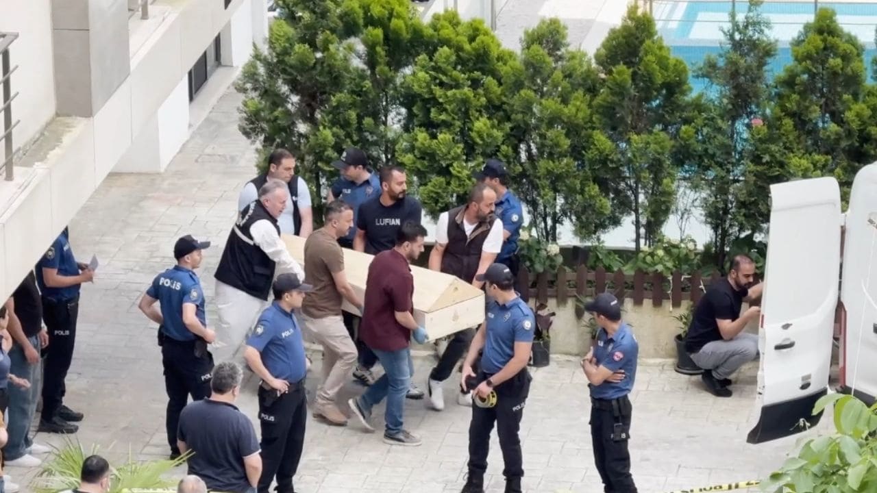Site bahçesinde korkunç olay! Boşanan çift ölü bulundu, son tartışmaları araştırılıyor