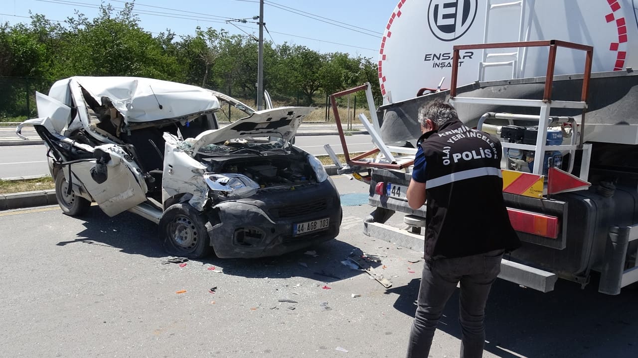 Su tankerine arkadan çarptı! Genç sürücü ağır yaralandı, araç hurdaya döndü