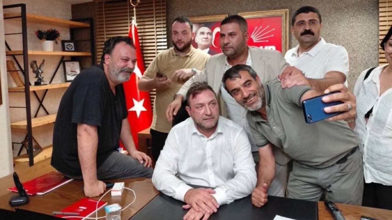 CHP İzmir İl Binasında Arbede: “Mutlak Butlan” Yönetiminin Atadığı Ekip Kapıları Kırarak Girdi!