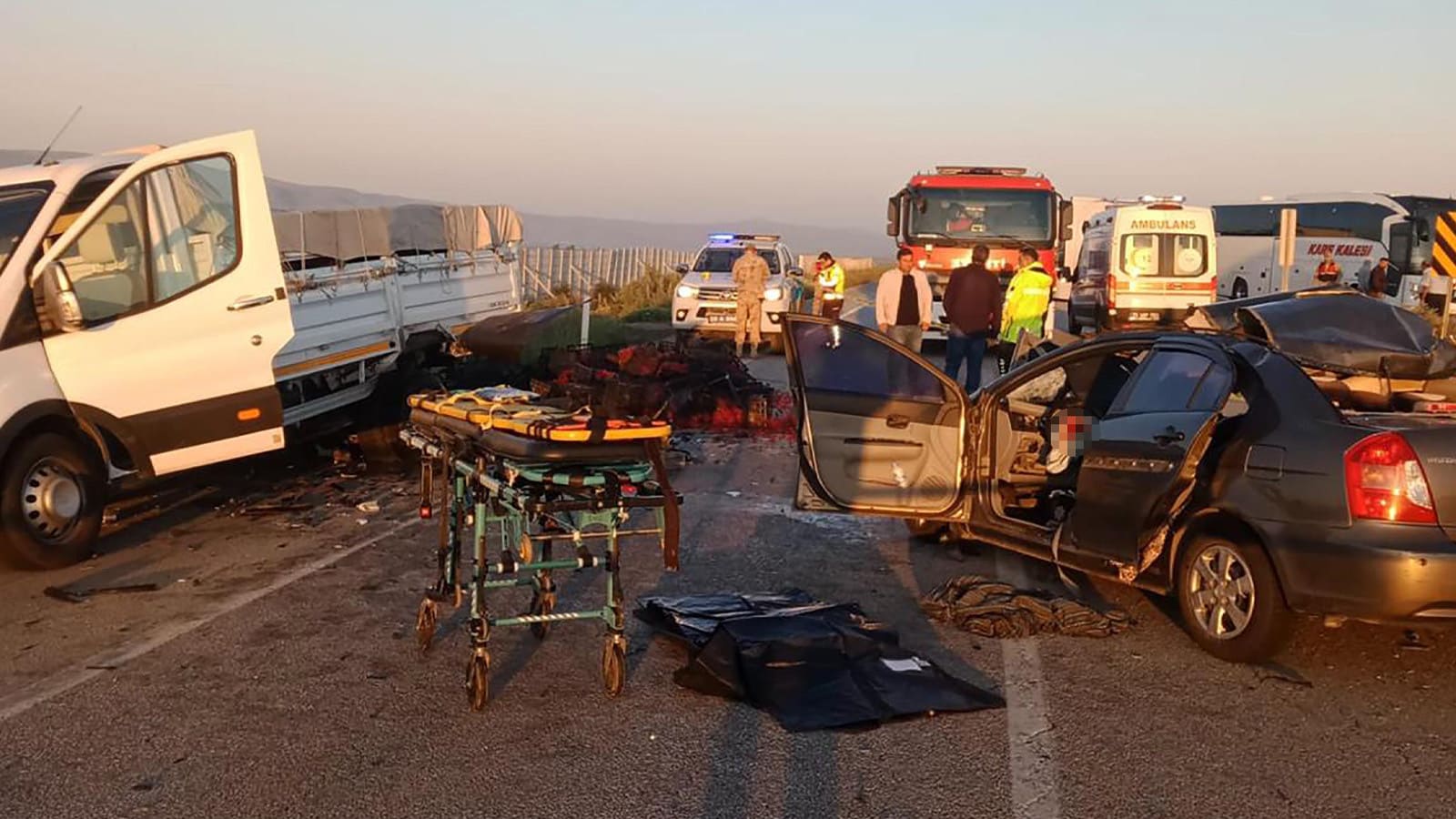 Erzurum'da otomobil kiraz yüklü kamyonete çarptı: 3 kişi hayatını kaybetti