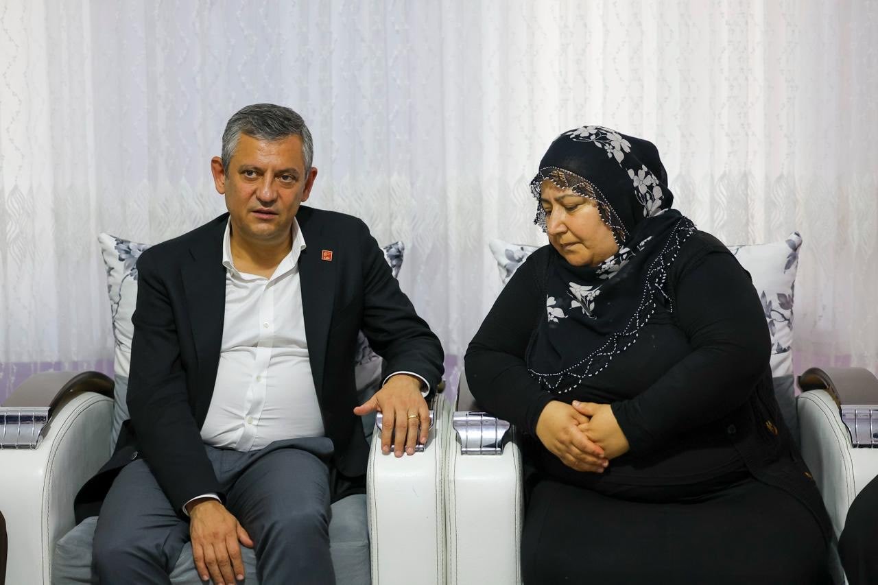 Özgür Özel Rojin Kabaiş'in ailesini ziyaret etti