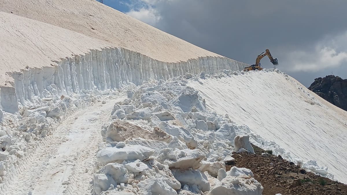 Temmuz kapıda ama Hakkari'de kar 5 metre! Ekipler beyaz duvarlar arasında yol açıyor