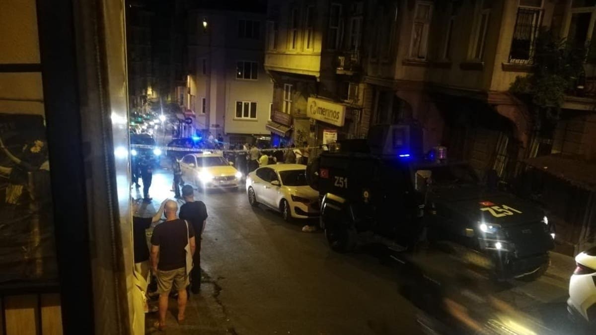 Beyoğlu'nda paniğe neden olan patlama! İş yerinin önüne çivili patlayıcı bıraktılar
