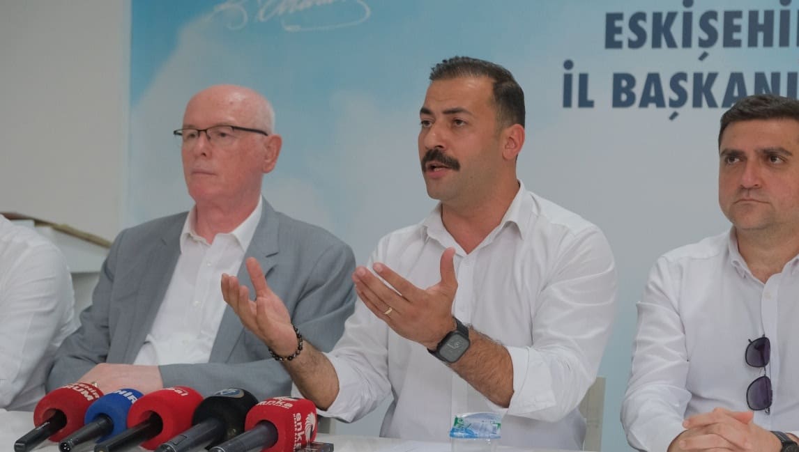 CHP'li başkandan görevden almaya sert tepki: 'Beni bu binadan kimse çıkaramaz'