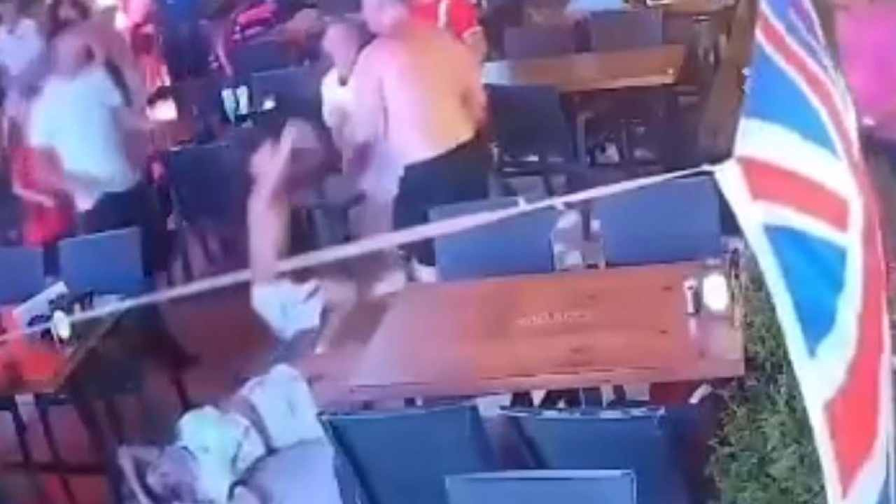Marmaris'te ortalık karıştı! İngiliz turist eşini yere fırlatıp çocuklarını darbetti
