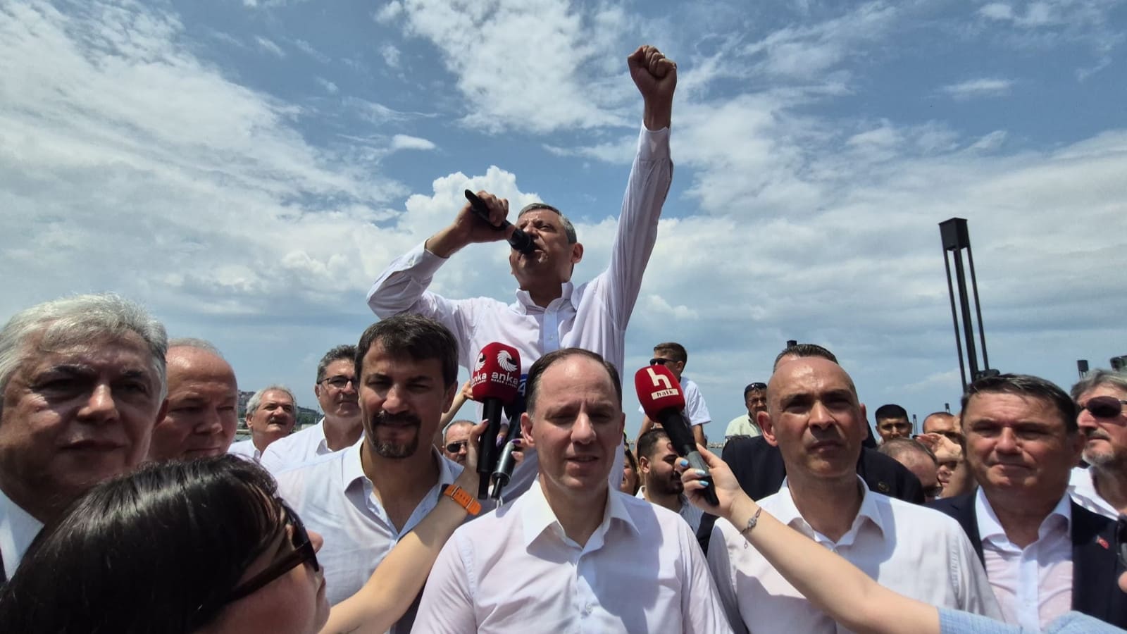 Özgür Özel bankın üzerine çıkıp seslendi: 