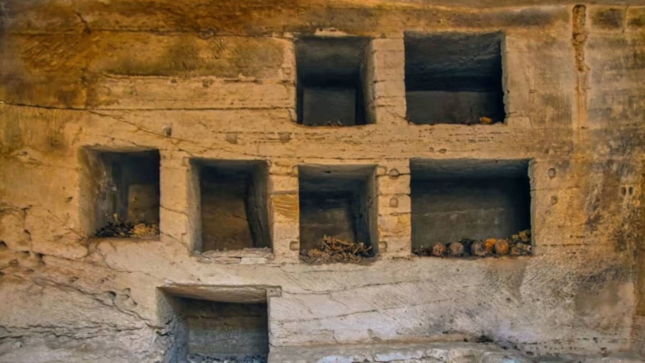 Mısır'da Bizans Yerleşimi ve 18 Antik Mezar Keşfedildi