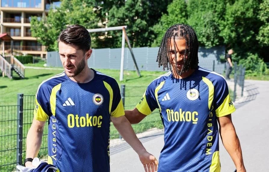 Fenerbahçe yeni transferine kavuştu: Nathan Ake kampa katıldı