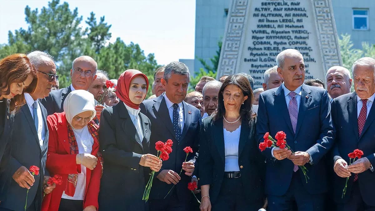 TBMM'de 15 Temmuz anma töreni! Şehitler için karanfiller bırakıldı