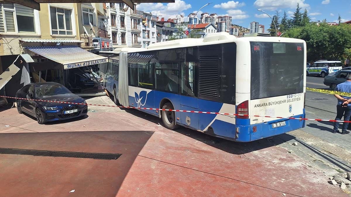 Ankara'da belediye otobüsü dükkâna daldı! Çok sayıda yaralı var