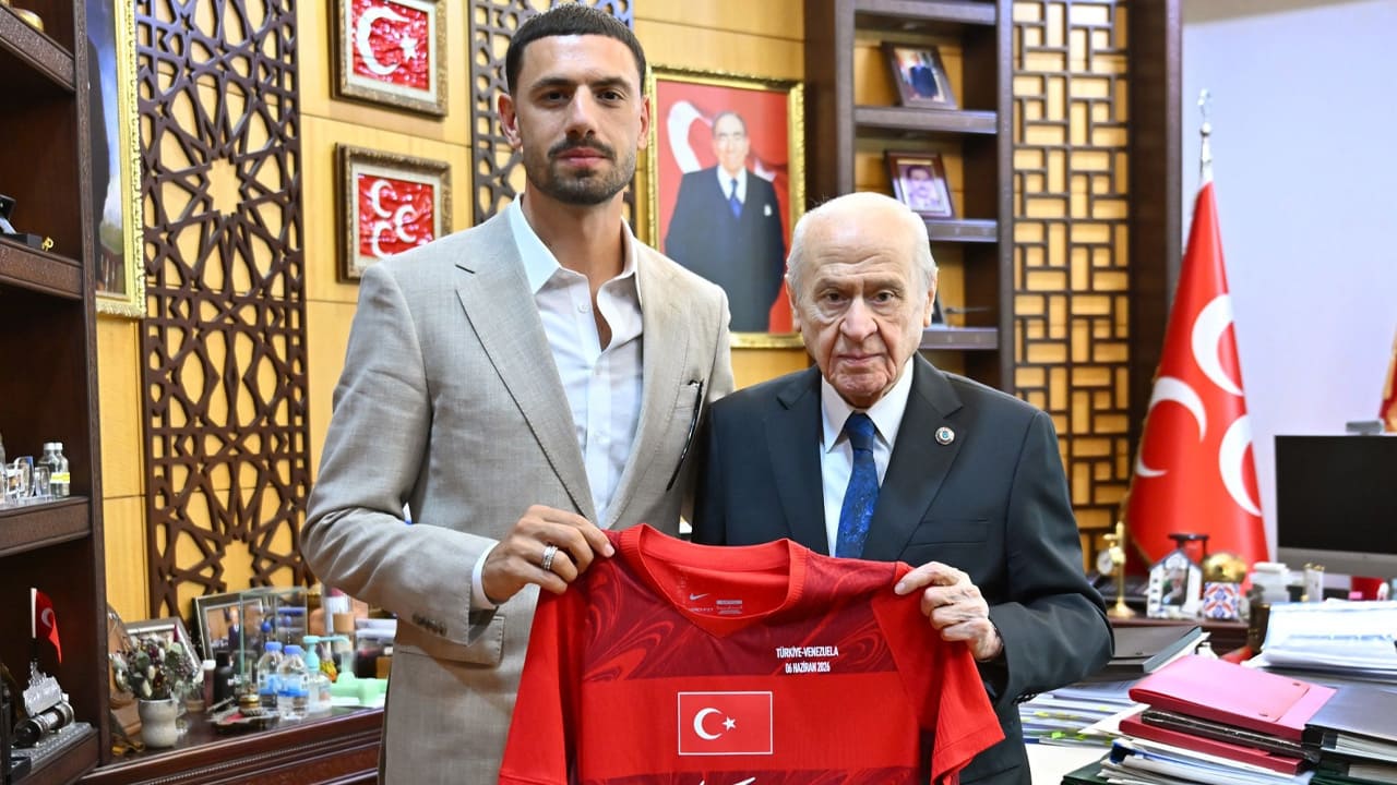 Merih Demiral'dan Ankara turu! Bahçeli'ye forma hediye etti