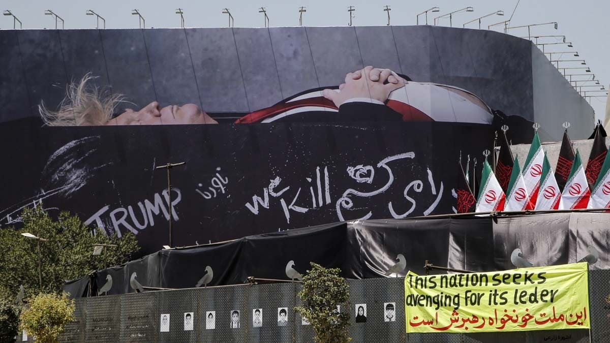 İran'dan Trump'a olay gönderme! Tahran'ın merkezine dikkat çeken afiş asıldı
