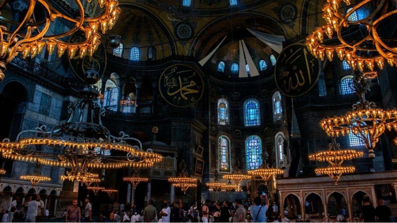 Rus Basını İddia Etti: Ayasofya'da İncil Okuyan İki Rus Vatandaşı Gözaltına Alındı!