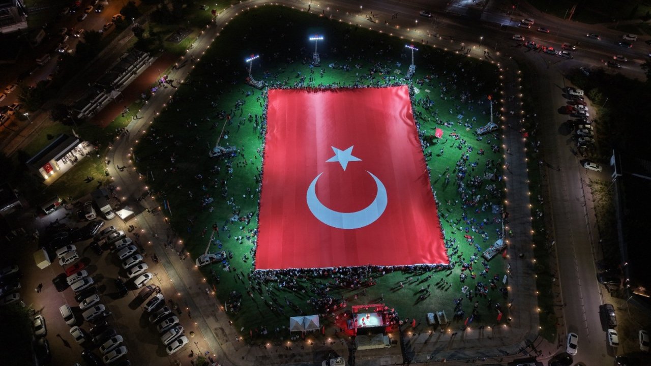 Kayseri'de Rekor Boyutlu Türk Bayrağı Gökyüzüne Açıldı!