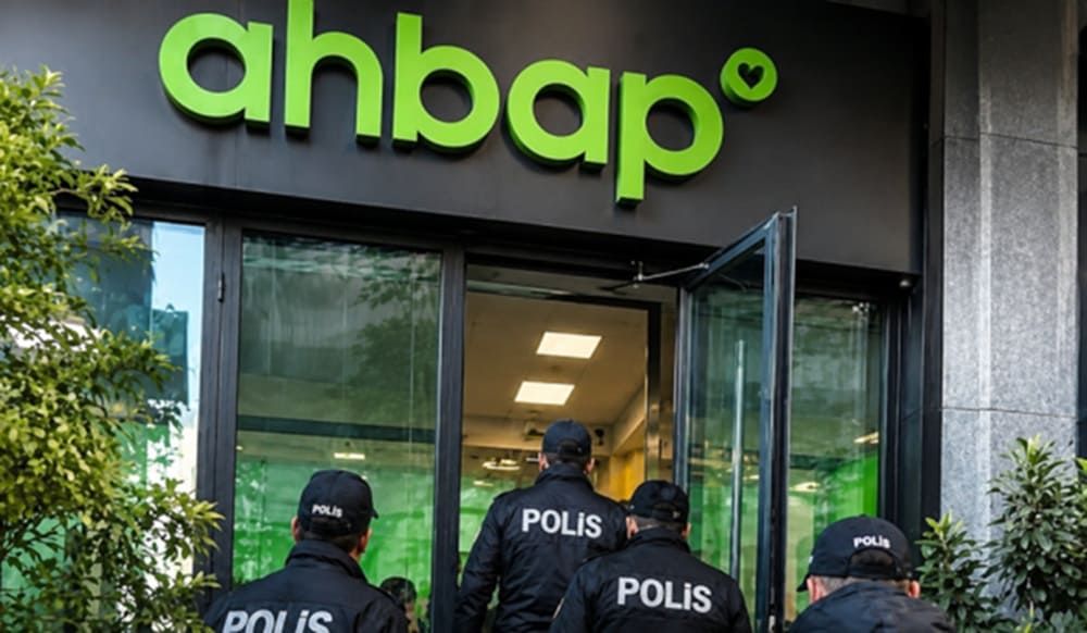 Ahbap soruşturmasının firari ismi Alper Çelik noterde işlem yaparken yakalandı
