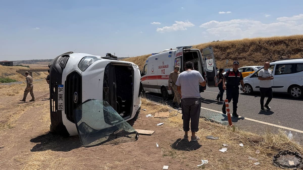 Diyarbakır'da öğrenci servisi kaza yaptı! 19 kişi yaralandı