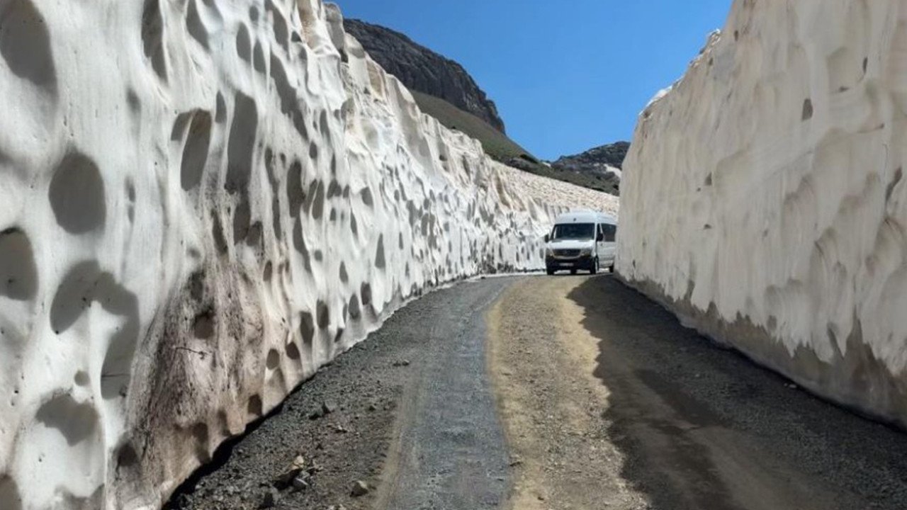 Temmuz Ortasında Kar Şaşkınlığı! 5 Metrelik Kar Tünelleri Büyüledi