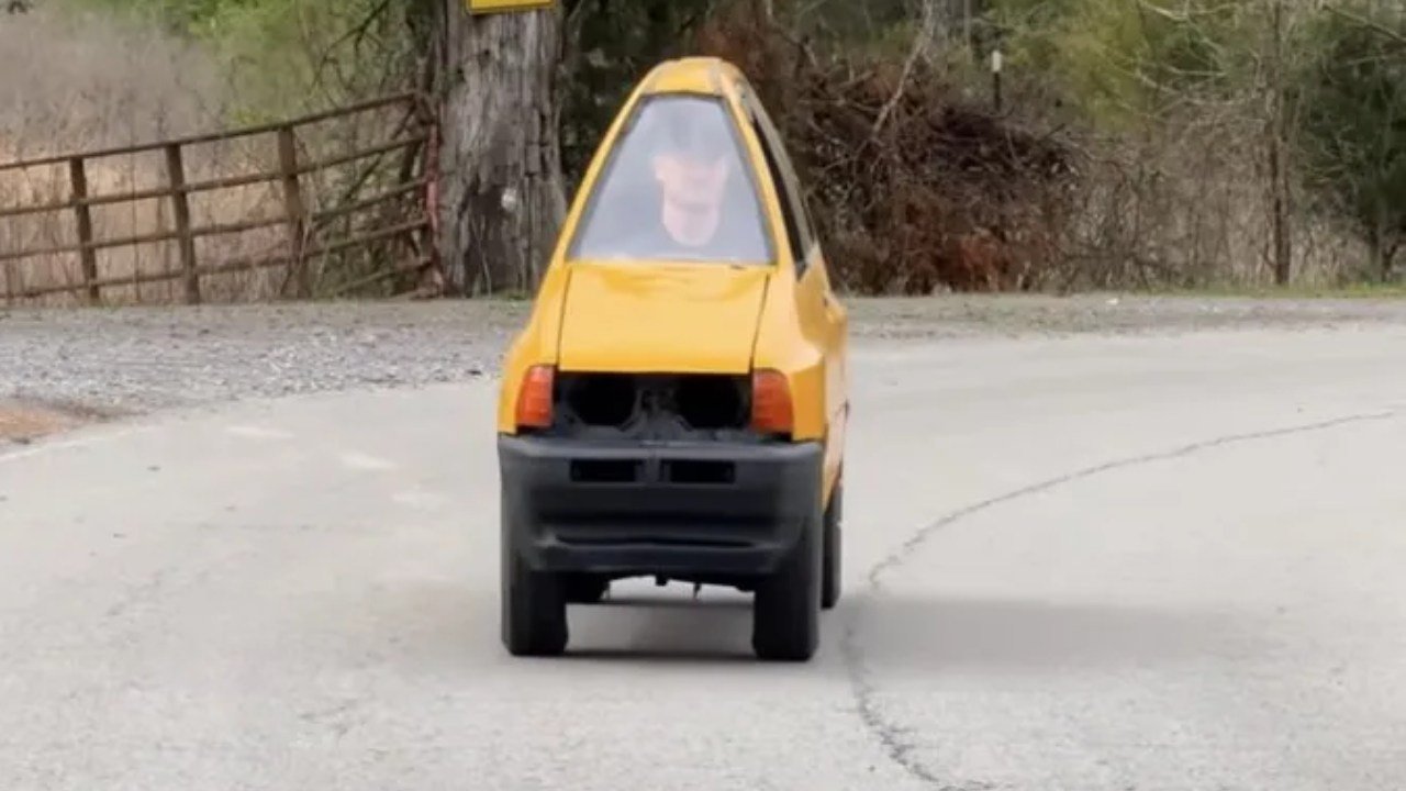 Koskoca arabayı ortadan ikiye kestiler! Trafiğe çıkardıkları araç şaşkına çevirdi!