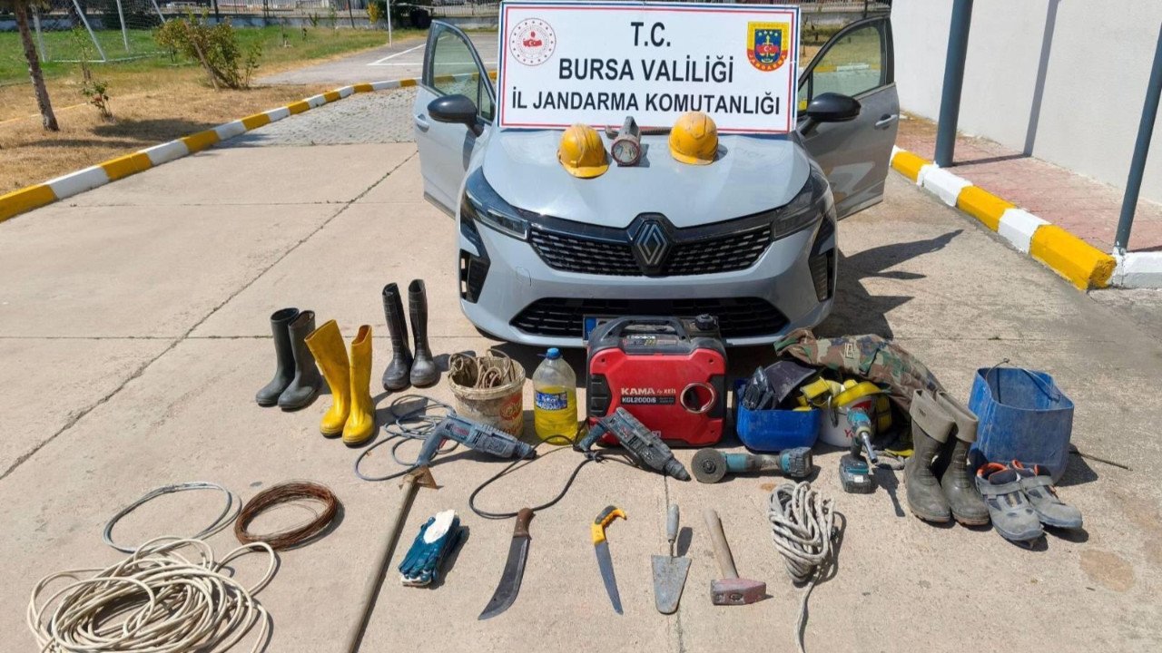 Roma mezarlarına 35 metrelik kaçak tünel! 5 şüpheli suçüstü yakalandı!